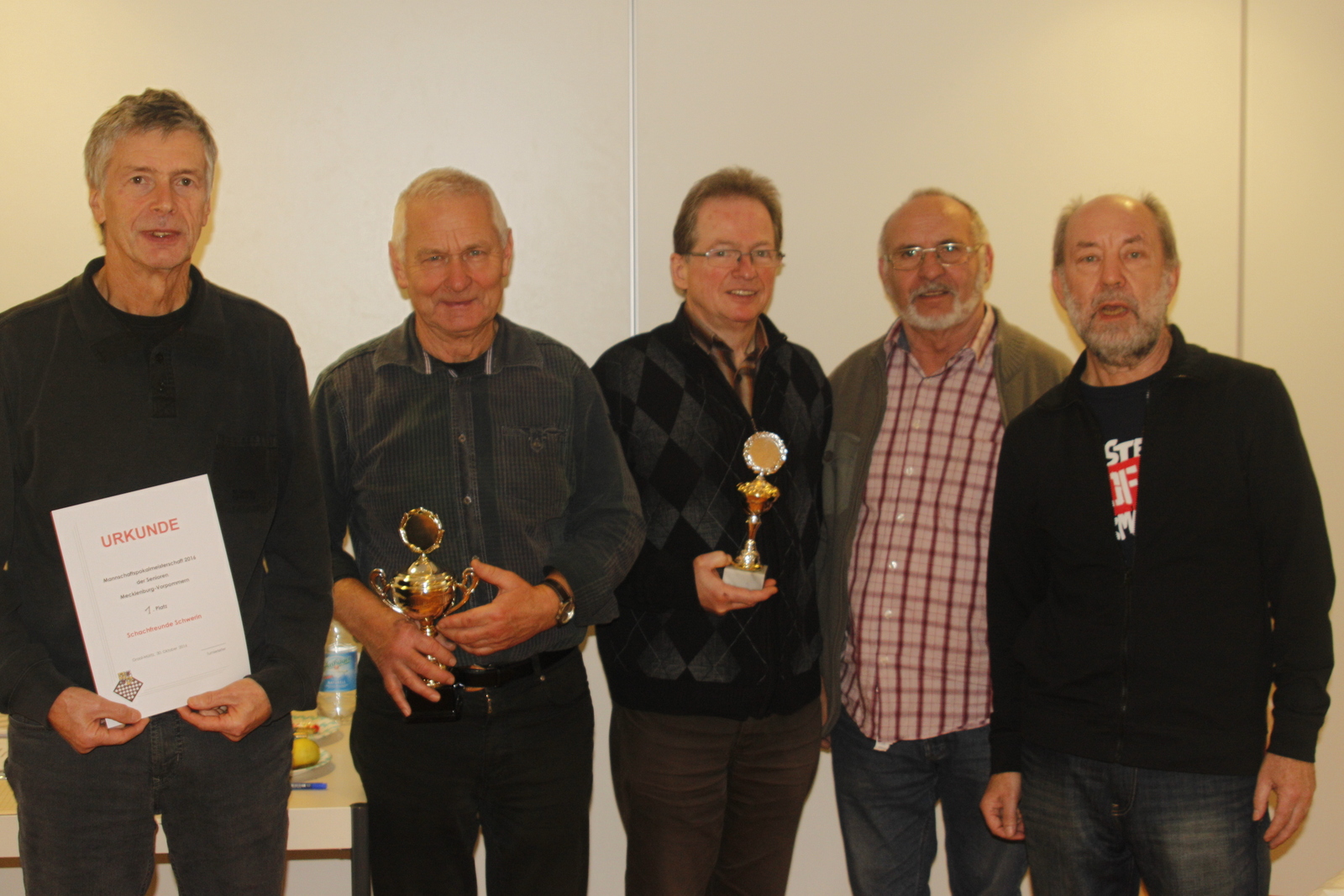 Die Schachfreunde Schwerin gewannen den Pokal - re Turnierleiter Peter Krieg